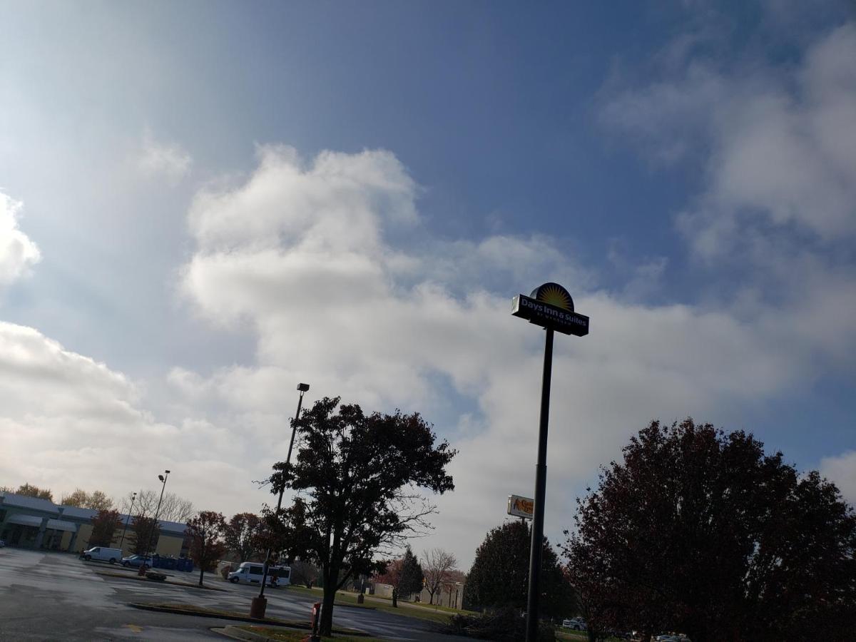 Days Inn & Suites By Wyndham Merrillville Exterior photo